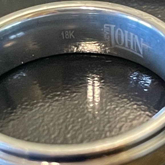 18K Two toned wedding band marked 18K It is engraved with a name. - Picture 4 of 9